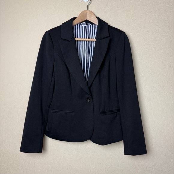 White House Black Market Jackets & Blazers - White House Black Market Black Blazer- Size 6